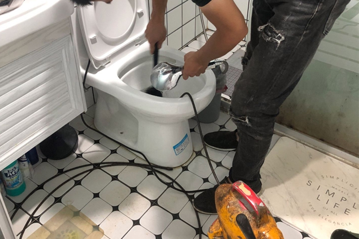 西安马桶堵塞自己疏通还是找师傅?专业上门服务让你省时更省心